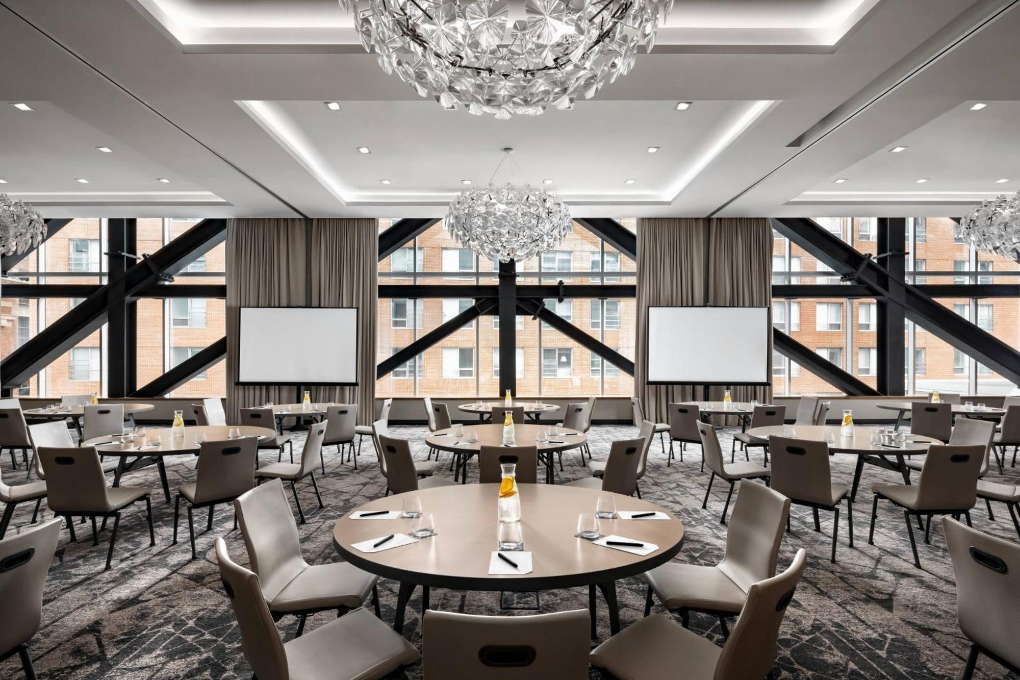 Humaniti Hotel Montreal, Autograph Collection Екстериор снимка